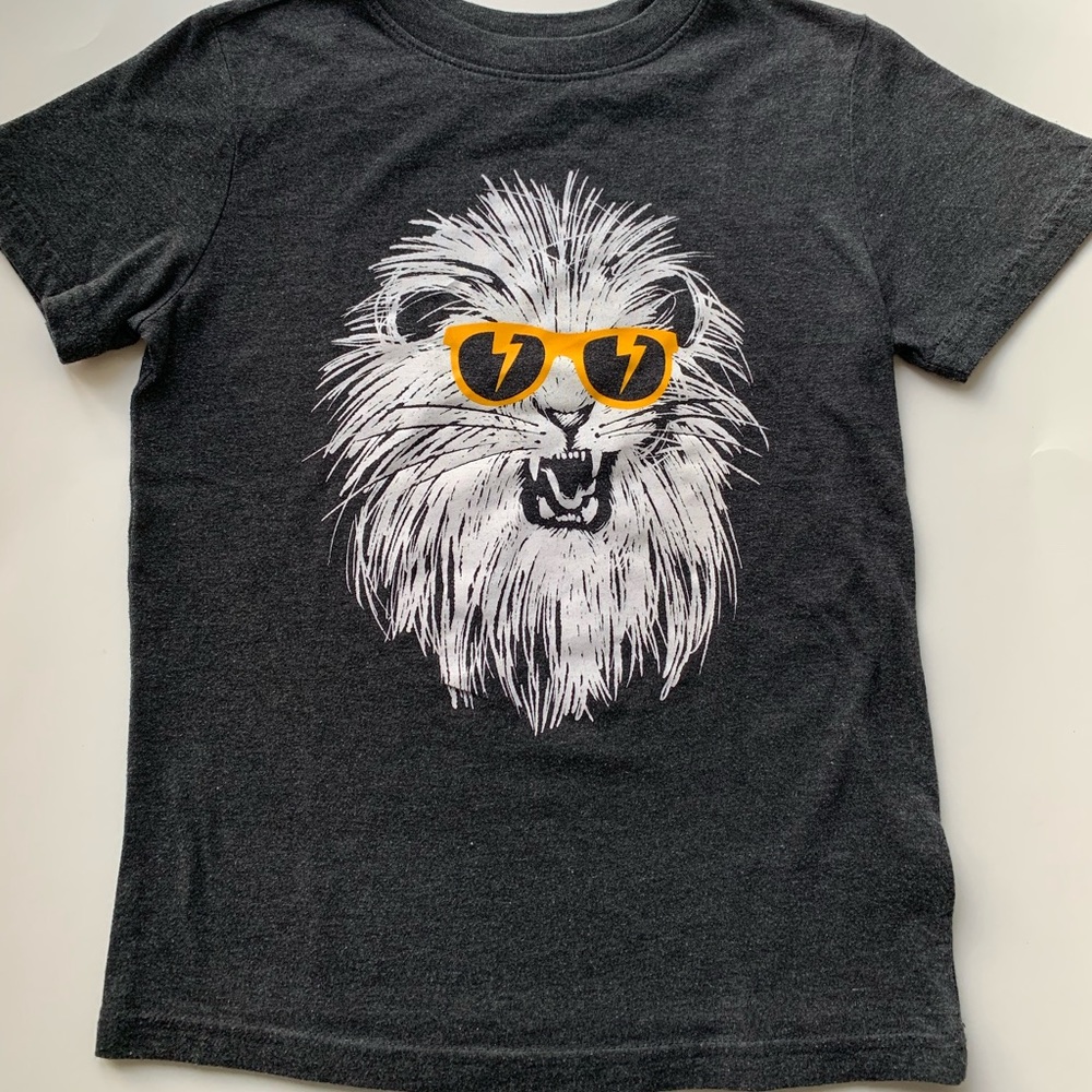 Lion T-shirt boys size 6-7